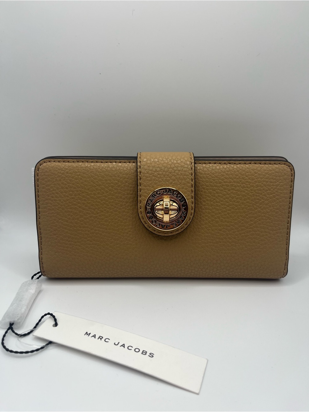 NWT Marc Jacobs Tan/Iced Coffee Pebbled Leather Snap Wallet /Gold Tone Turn Lock